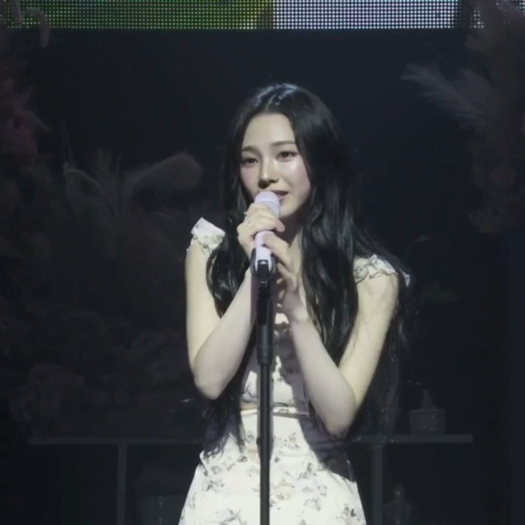 1112_fangirl's tweet image. Lanjut lagu keempat.. bahasa inggris👏 can't take my eyes off you👀💙
That 'I love you baby~' bikin salting mleyot senyam senyum🫠😳😘😌🫣 APASIH INI UDAH MODE TEBAR PESONA LAGI🔥💥 mau nambah berapa wife sayangku??
#유지민은봐라
#KARINA_BDAY_PARTY