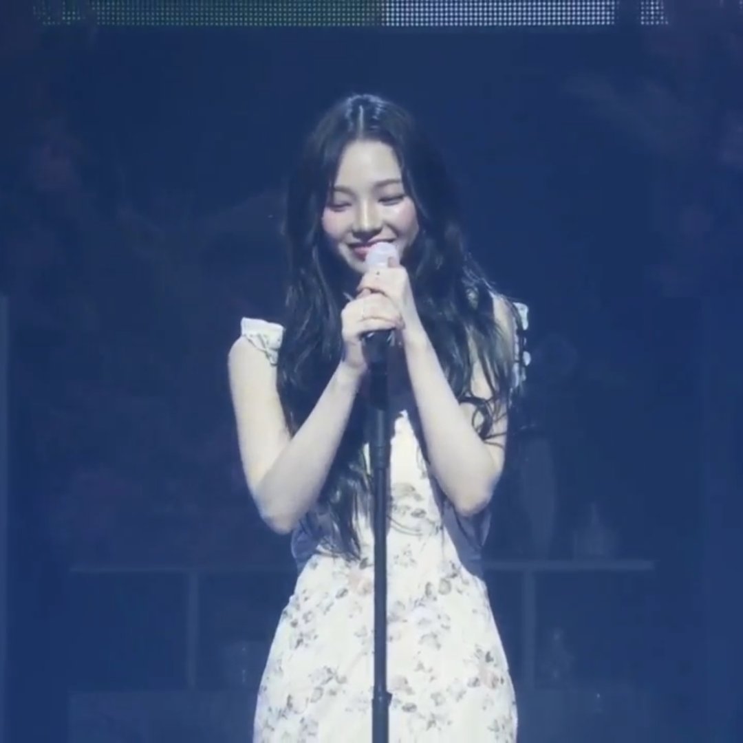 1112_fangirl's tweet image. Lanjut lagu keempat.. bahasa inggris👏 can't take my eyes off you👀💙
That 'I love you baby~' bikin salting mleyot senyam senyum🫠😳😘😌🫣 APASIH INI UDAH MODE TEBAR PESONA LAGI🔥💥 mau nambah berapa wife sayangku??
#유지민은봐라
#KARINA_BDAY_PARTY