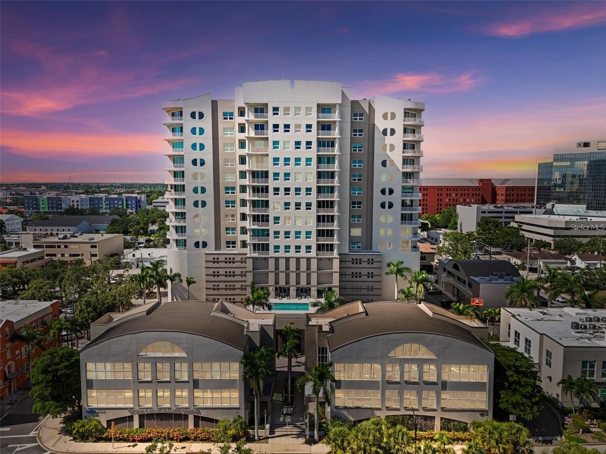 jennetteprop's tweet photo. Welcome to the Rivo At Ringling in downtown Sarasota! This 2/2 condo + den is available for vacation rental! Take advantage of off season pricing of $4500 per month! tribaudo@jennetteproperties.com. https://t.co/gNpOOtwOGl https://t.co/MGgfzgQjAL