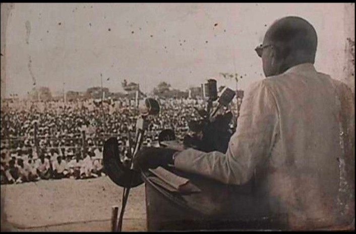 22 प्रतिज्ञा 
•-----------•
1.  में ब्रम्हा विष्णु और महेश को ईश्वर नहीं मानूंगा और उनकी पूजा कभी नहीं करूंगा।

2.  में  राम, कृष्ण को ईश्वर नहीं मानूंगा और उनकी पूजा नहीं करूंगा।

3.  में गैरी, गणपति इत्यादि हिन्दू धर्म के किसी भी देवी देवता को नहीं मानूंगा और उनकी पूजा नहीं