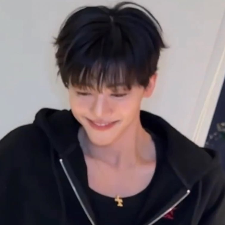 분명 오빠 왔다 얼굴로 시작했는데 3초도 못 지나고서 
바로 부히힛… 복숭아 얼굴된 거 진짜너무사랑스러움…