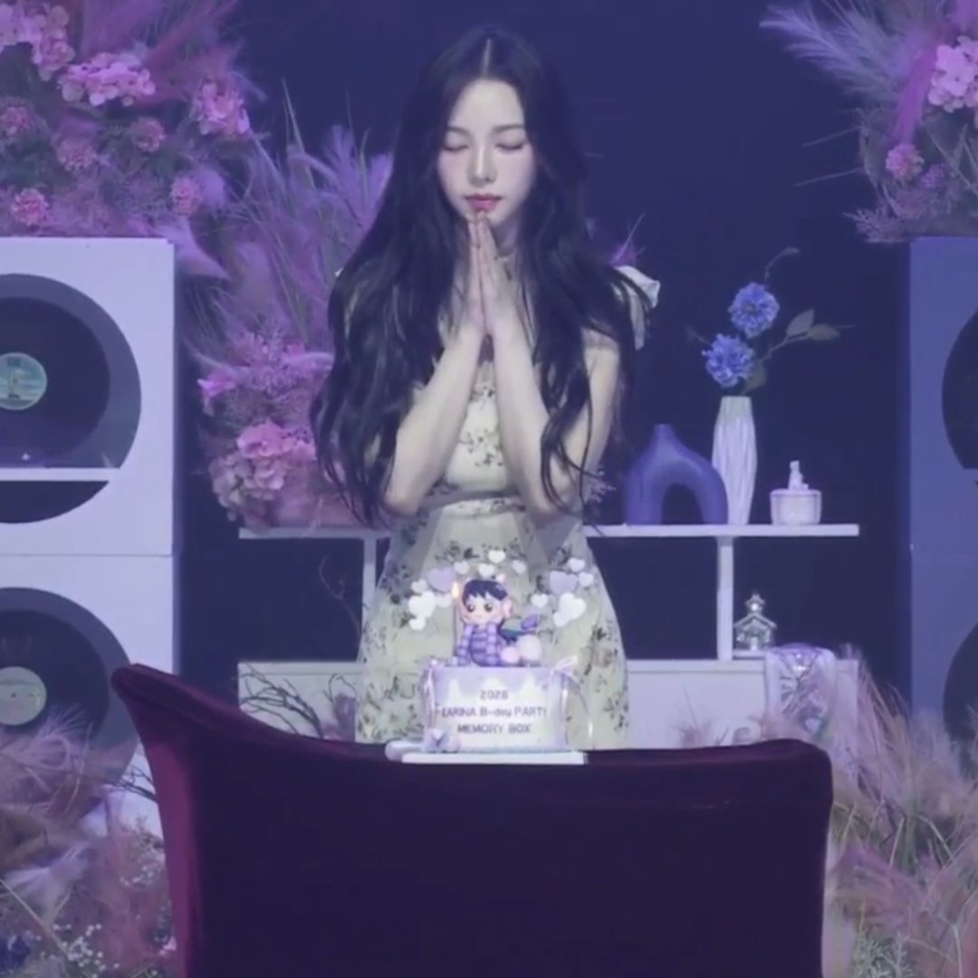 1112_fangirl's tweet image. Jangan lupa kalau ini birthday event... Kalau birthday apaa?? Yh betul tiup lilinya~~ 
MY disuruh nyanyi saengil chukkae sambil ayin yang dirigen😅 udah gitu lawak nyanyi buat diri sendiri🤣👏 doa trus tiup lilin🎂
#유지민은봐라
#KARINA_BDAY_PARTY