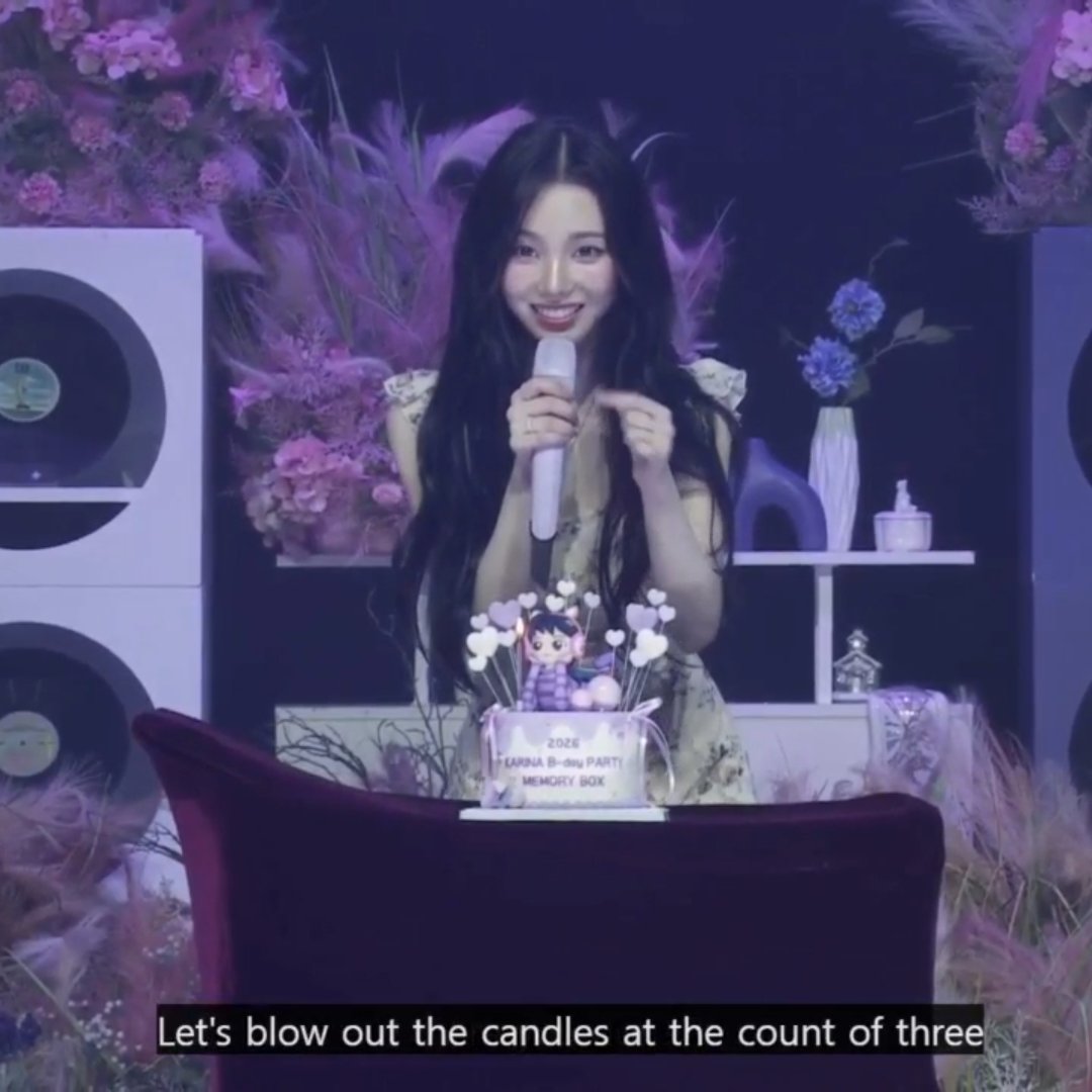 1112_fangirl's tweet image. Jangan lupa kalau ini birthday event... Kalau birthday apaa?? Yh betul tiup lilinya~~ 
MY disuruh nyanyi saengil chukkae sambil ayin yang dirigen😅 udah gitu lawak nyanyi buat diri sendiri🤣👏 doa trus tiup lilin🎂
#유지민은봐라
#KARINA_BDAY_PARTY