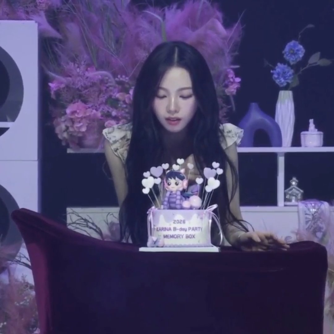 1112_fangirl's tweet image. Jangan lupa kalau ini birthday event... Kalau birthday apaa?? Yh betul tiup lilinya~~ 
MY disuruh nyanyi saengil chukkae sambil ayin yang dirigen😅 udah gitu lawak nyanyi buat diri sendiri🤣👏 doa trus tiup lilin🎂
#유지민은봐라
#KARINA_BDAY_PARTY