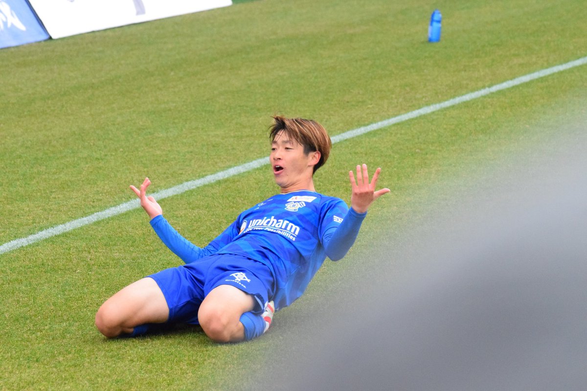 SLOTPANDAMAN's tweet photo. アグレッシブすぎてもう後ろなのか前なのか、右なのか左なのかもわからない！😂
でも間違いなくスーパーゴールでした❗️😊
膝スラの上手さは歴代No.1‼︎
#梅木怜 #FC今治 https://t.co/uaSSIWSalC
