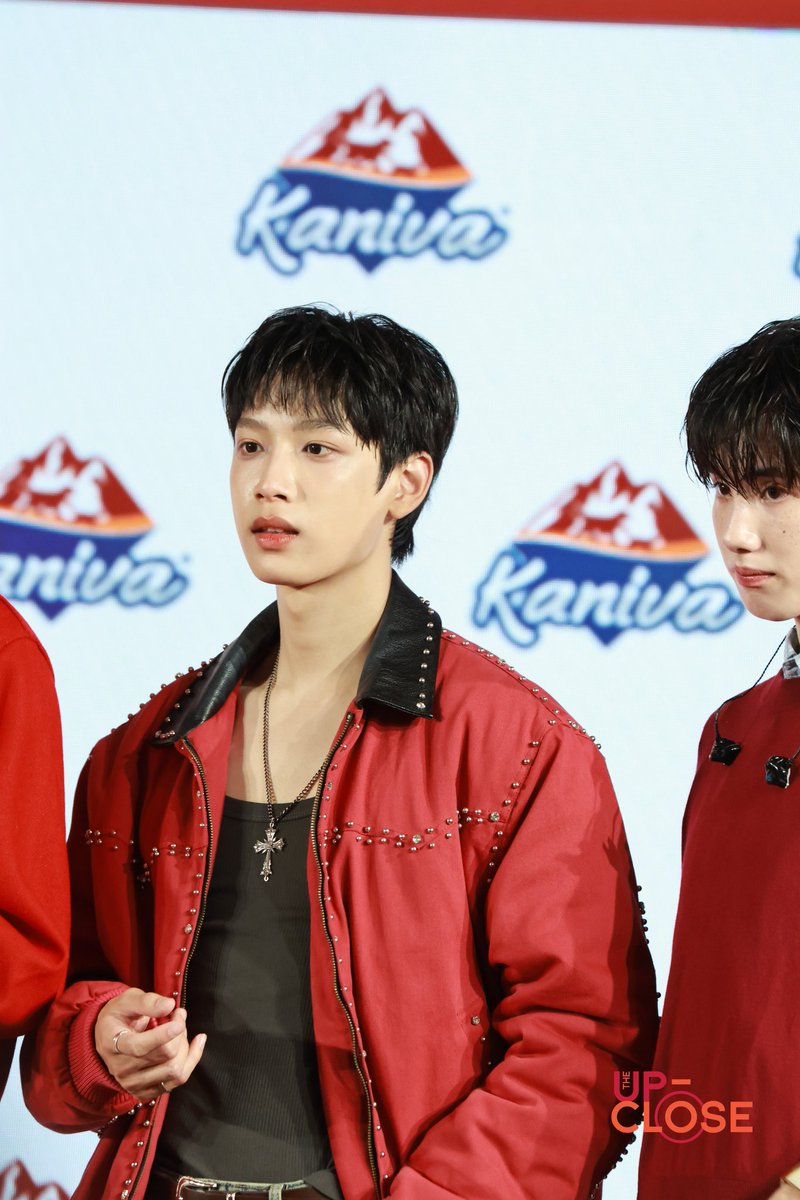 The Up-close tweet media