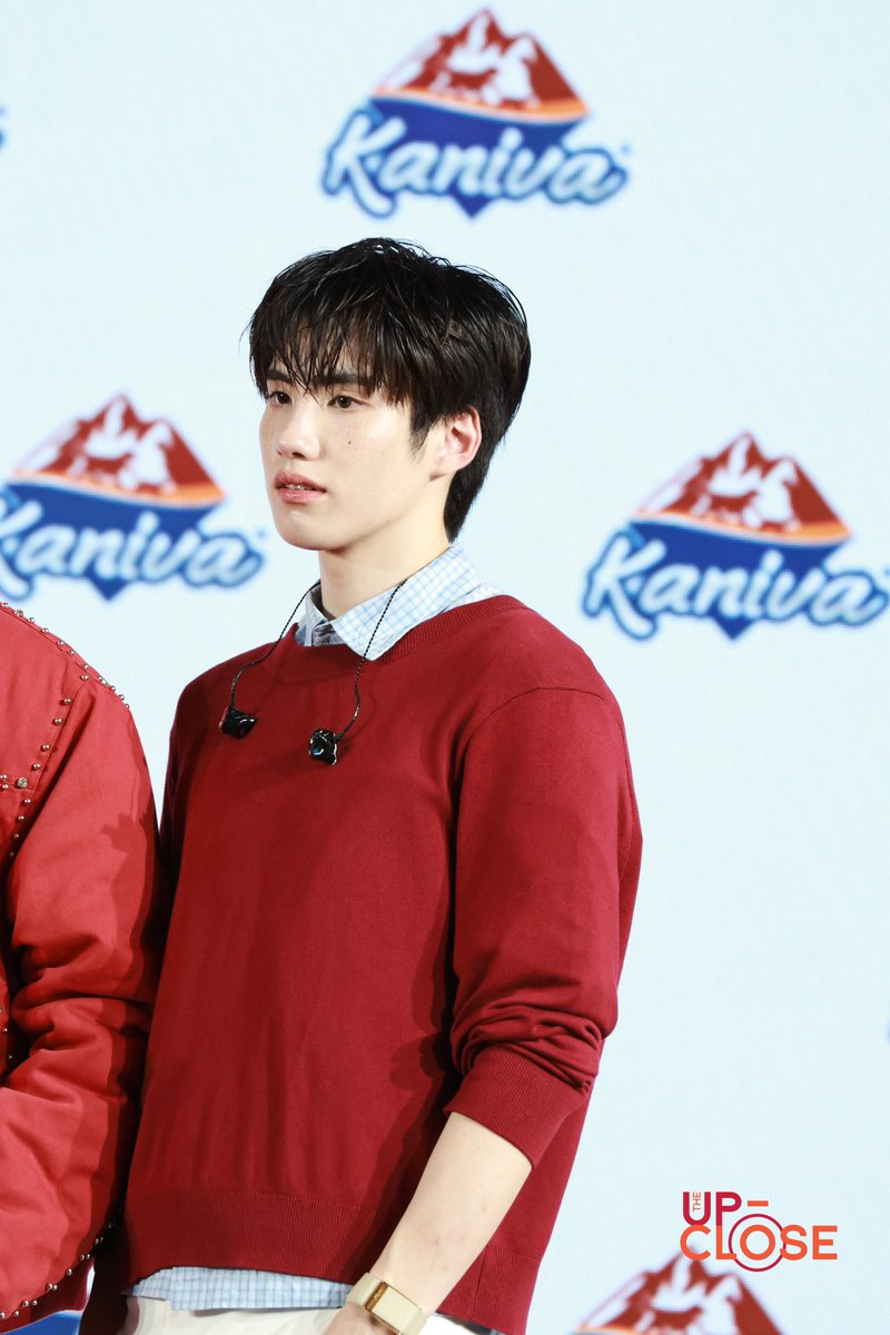 The Up-close tweet media