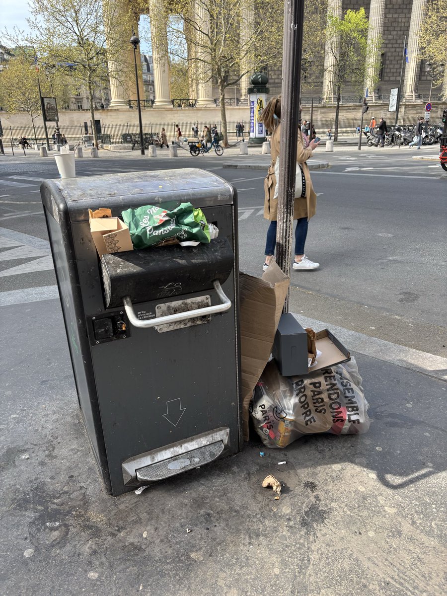 BCorneau's tweet photo. @LesEchos Il y a du boulot côté propreté @egregoire après le champagne de la victoire. Une poubelle à l’angle du boulevard de la Madeleine à 14h ce mardi https://t.co/Pr9PxzTM3y