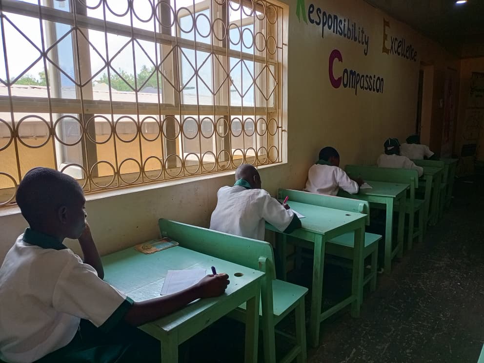 DzuelsF's tweet photo. Our High School Spelling Bee kicked off yesterday!
Students came prepared, confident, and ready to compete  It’s already an exciting journey, and we can’t wait to see who emerges on top
#DzuelsFoundation #digitalliteracy #NGO #TechEducation #EmpoweringYouth #Nigeria #SpellingBee https://t.co/aajO4s4eOV
