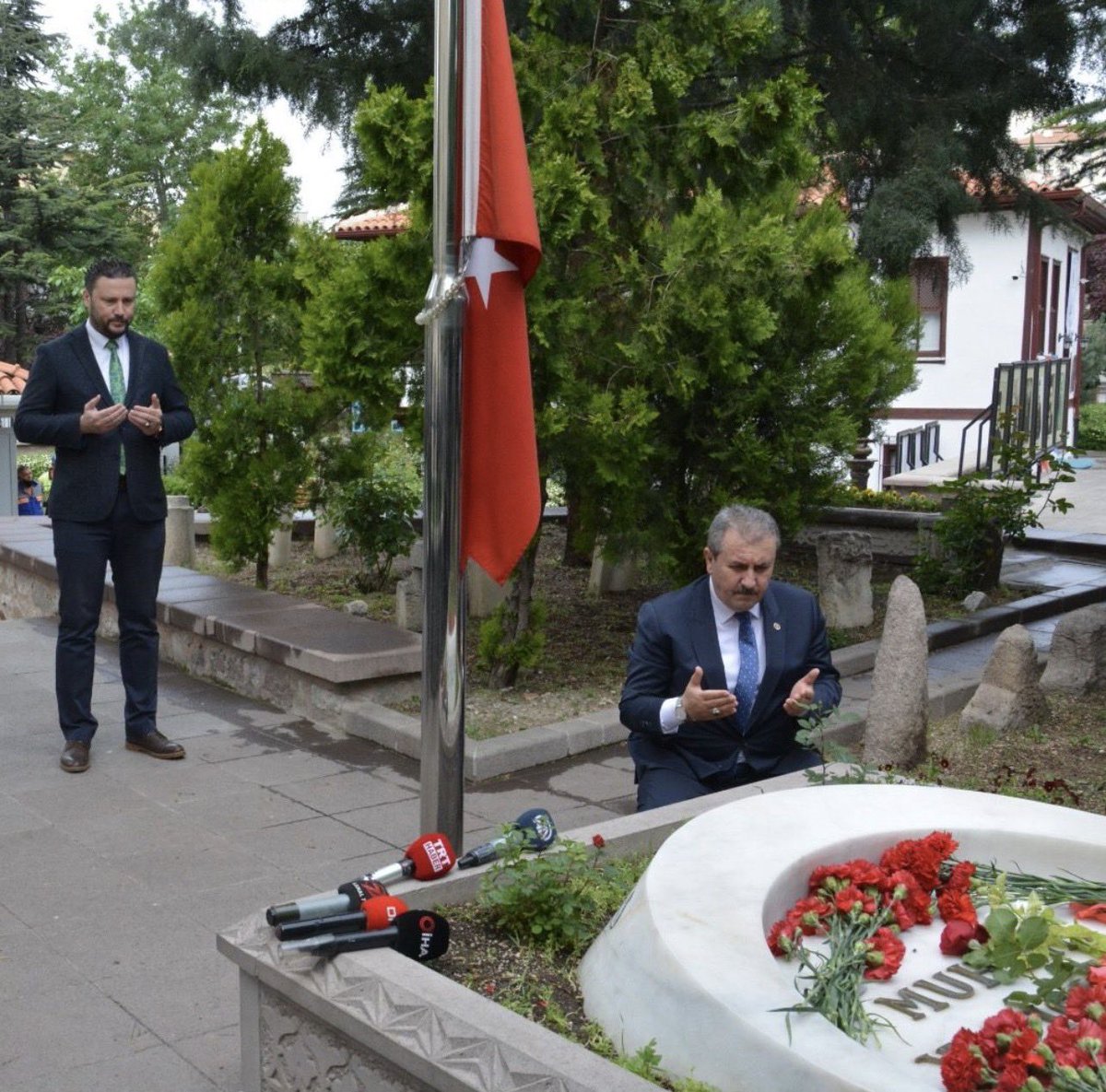 ozcnunal's tweet photo. 17 yıl geçti.
Muhsin Yazıcıoğlu sadece bir lider değildi; o,milletin özünden çıkan bir yiğit, davası uğruna bedel ödemekten asla çekinmeyen bir Bozkurt’tu.
Senin inancın, cesaretin ve vatan sevdan bize yol olmaya devam ediyor.
Şehadetinin 17.yılında rahmet ve özlemle anıyoruz.🤲 https://t.co/oI4GZGhV5B