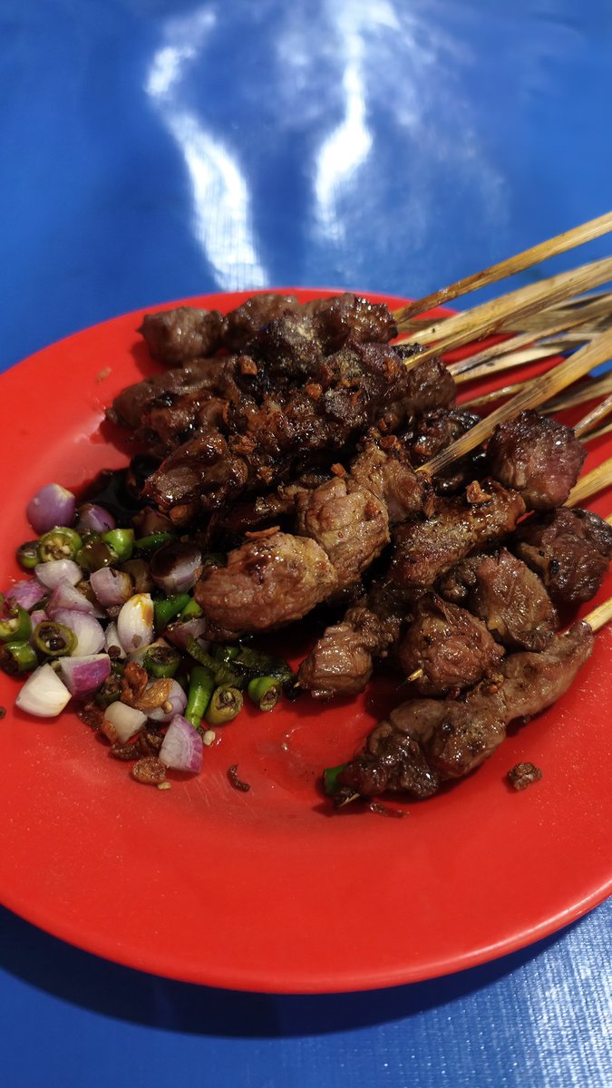 bobokroos8's tweet image. [TIM SATE KAMBING MERAPAT!]
Jujur, kalo liat ginian malem-malem, diet total gagal sih. 😂
Tapi kunciannya sebenernya ada di sambelnya. Kamu tim yang mana?
1️⃣ Tim Siram Kecap sampe Banjir
2️⃣ Tim Cocol Sambel Kacang Legit
#Kekinian, #Kuliner, #IndonesianFood