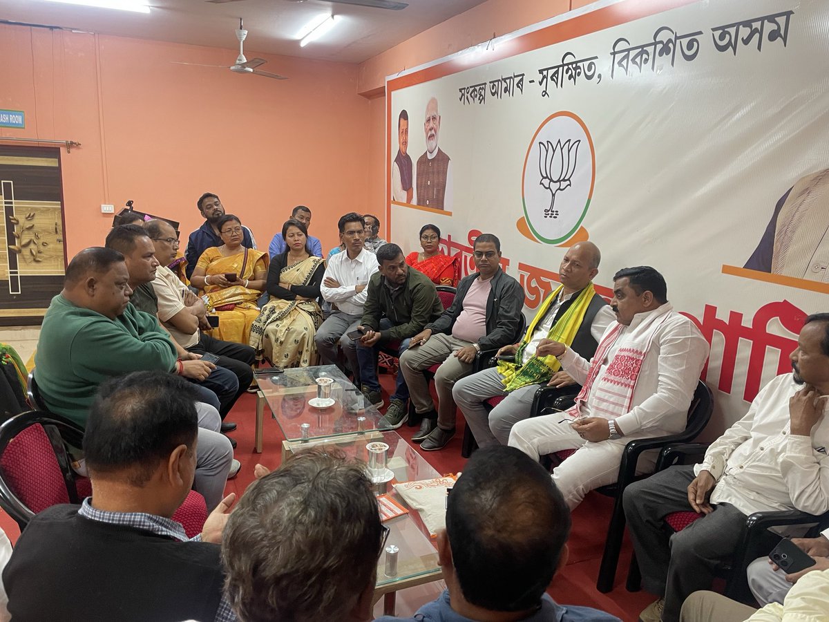 vinayrawatbjp's tweet image. जिलाध्यक्ष उज्जलकांति रॉय जी के साथ #BJP एवं #AGP के पदाधिकारियों,वार्ड काउंसलर के साथ महत्वपूर्ण बैठक हुई जिसमें:-
🔹मजबूत टीम वर्क
🔹चुनाव प्रबंधन
🔹योजनाबद्ध प्रणाली
🔹चुनाव प्रचार को प्रभावी बनाने की रणनीति इन सभी बिंदुओं पर गहन मंथन एवं सार्थक चर्चा हुई।
@BJP4India