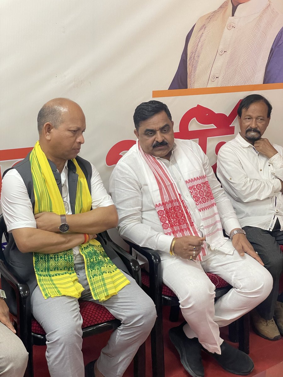 vinayrawatbjp's tweet image. जिलाध्यक्ष उज्जलकांति रॉय जी के साथ #BJP एवं #AGP के पदाधिकारियों,वार्ड काउंसलर के साथ महत्वपूर्ण बैठक हुई जिसमें:-
🔹मजबूत टीम वर्क
🔹चुनाव प्रबंधन
🔹योजनाबद्ध प्रणाली
🔹चुनाव प्रचार को प्रभावी बनाने की रणनीति इन सभी बिंदुओं पर गहन मंथन एवं सार्थक चर्चा हुई।
@BJP4India