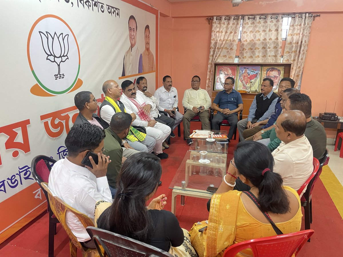 vinayrawatbjp's tweet image. जिलाध्यक्ष उज्जलकांति रॉय जी के साथ #BJP एवं #AGP के पदाधिकारियों,वार्ड काउंसलर के साथ महत्वपूर्ण बैठक हुई जिसमें:-
🔹मजबूत टीम वर्क
🔹चुनाव प्रबंधन
🔹योजनाबद्ध प्रणाली
🔹चुनाव प्रचार को प्रभावी बनाने की रणनीति इन सभी बिंदुओं पर गहन मंथन एवं सार्थक चर्चा हुई।
@BJP4India