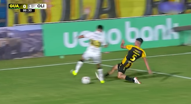 paraguay80412's tweet photo. 💥🖥️El VAR se tomó unas vacaciones en el Erico Galeano.

👉Tanda se lanza a por la pelota, y su pierna derecha impacta en Lezcano primeramente, y luego con la pierna izquierda despeja la pelota.

❌𝗘𝗦 𝗣𝗘𝗡𝗔𝗟.

◾️David Ojeda y el VAR dejaron seguir la acción. https://t.co/eZmNph3ut3