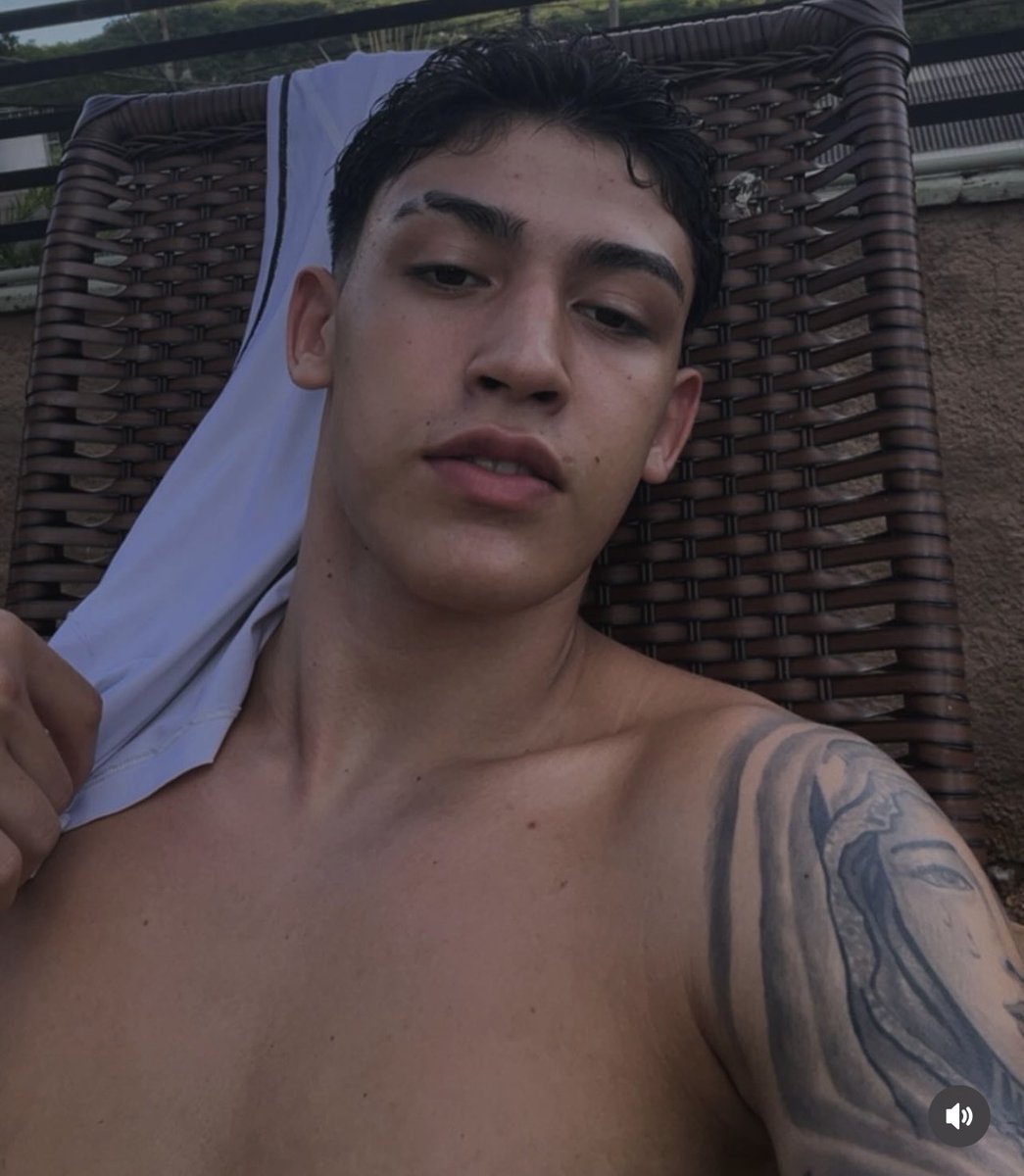 Esse mlk lutador me deixa burrinho, tem cara de quem fode colocando o pé na cabeça, mandando calar a boca e dando cuspida na cara, como é bom venerar o masculino, o corpo, masculinidade, testosterona, cada parte dele grita poder e ordem, eu usaria uma coleira com o nome dele 🤤🔥