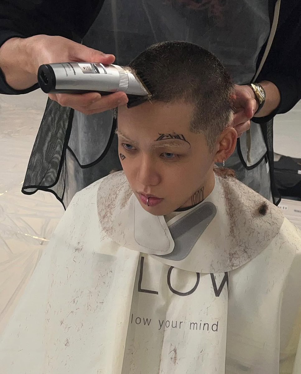 ลงรูปที่มีตัวเองด้วยยังเข้าใจได้ แต่ลงรูปส้อกเดี่ยว ๆ ทำไม คือชอบเขามากเกินนนน คนที่รักส้อกผมสั้นที่สุด 😭😳😳😳🫶🏻