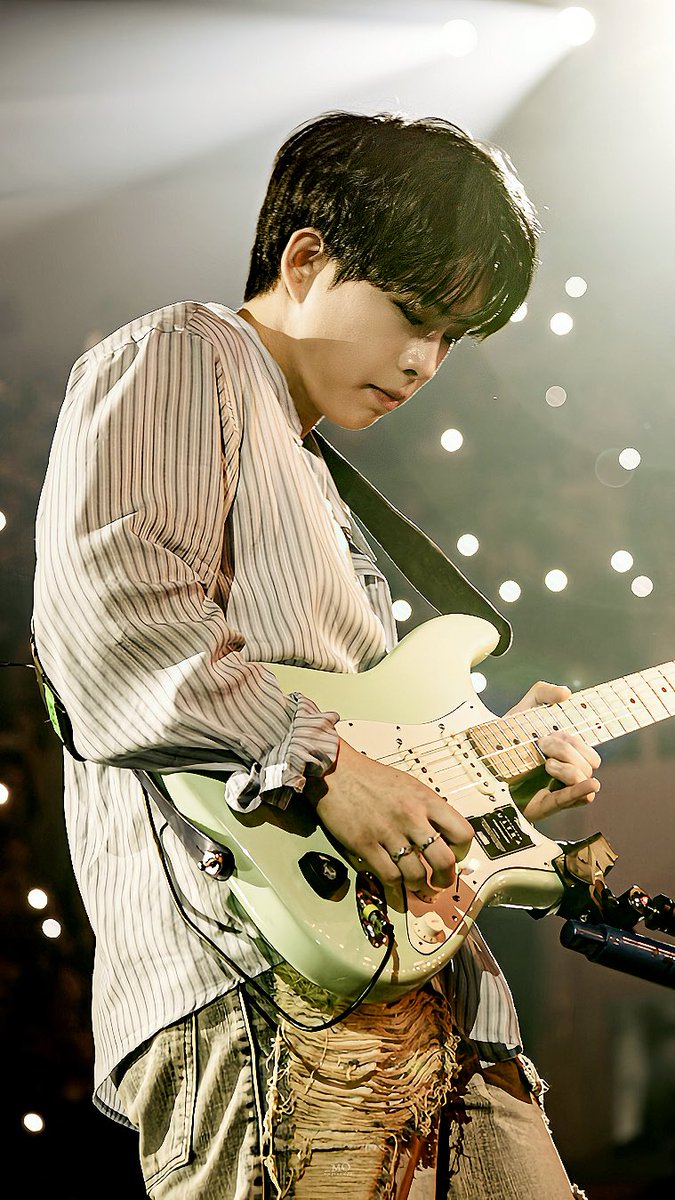 _모먼트 tweet media