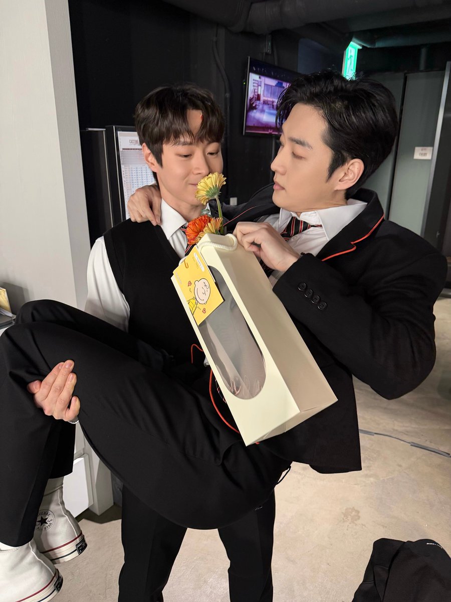 𝗦𝗽𝗼𝘁𝗹𝗶𝗴𝗵𝘁 𝗼𝗻 𝘆𝗼𝘂 tweet media