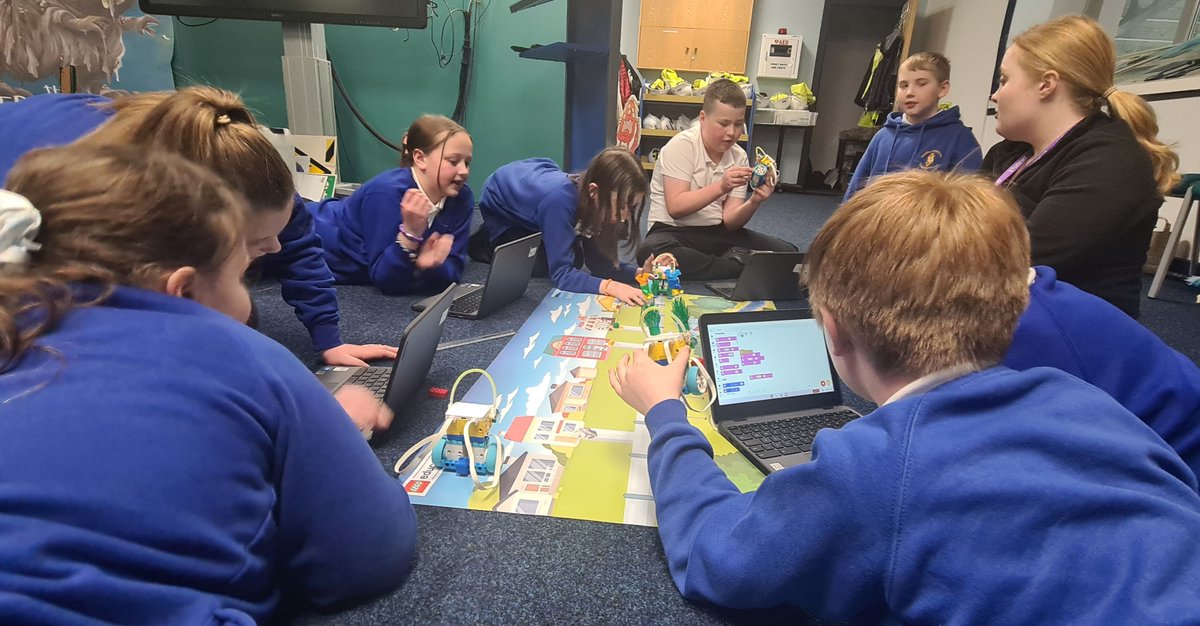 stjosephskly's tweet photo. Problem solving, collaboration and engineering skills were required for #SJKOakClass to make LEGO robots designed for cleaning sewers. Students controlled their robots' movement using coding. #SJKComputing #SJKGeography @YorkshireWater https://t.co/r0ZefnFImU