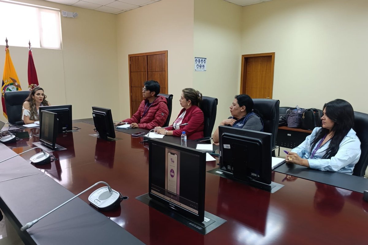 📍#Ibarra | La Coordinadora Zonal 1 del <a href="/ECU911_/">ECU 911</a>, <a href="/cecilude/">Cecilia Ludeña</a>, junto a su equipo técnico, socializó el uso del #BotónVioletaECU911 con funcionarios de <a href="/DDHH_Ec/">Viceministerio de la Mujer y Derechos Humanos</a> en la Zona 1.

Como parte de los compromisos interinstitucionales, se continuará replicando esta capacitación a fin de