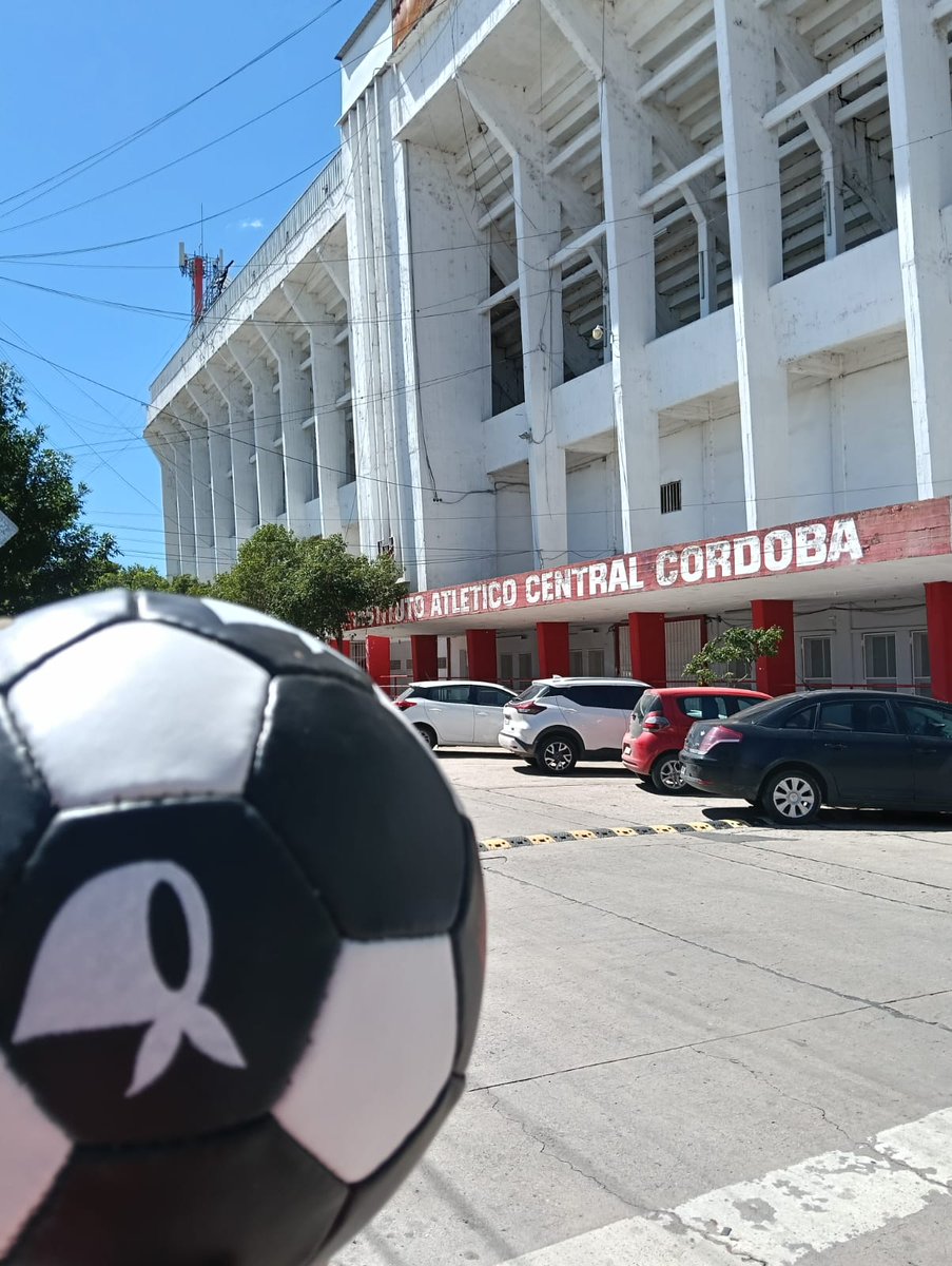 lagloriosasubco's tweet photo. La Perla. Instituto presente 🇦🇹

21 de marzo, 10 de la mañana. El ingreso de La Perla, sede de los más indecibles horrores durante la última dictadura, nos recibe a lxs hinchas que, como un mar de fueguitos (a lo Galeano), pintamos el cielo gris de rojo y blanco, azul, celeste.. https://t.co/rtoQKEGJ5G