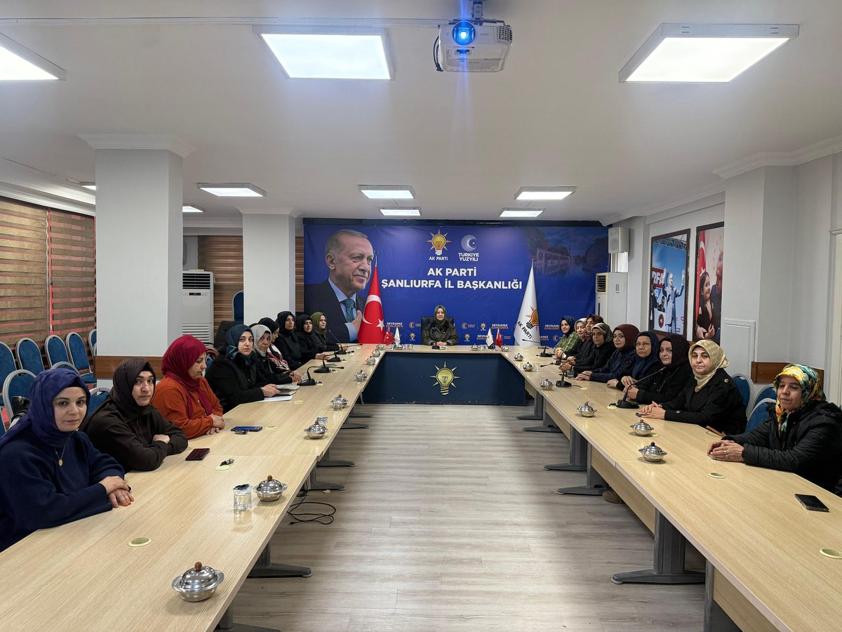 İl Kadın Kolları Başkanımız Zehra AY'ın Başkanlığında, haftalık olağan İl  Kadın Kolları Yönetim Kurulu toplantımızı gerçekleştirdik.

Toplantımızda;
Teşkilat çalışmalarımızı konustuk.
Saha faaliyetlerimizi değerlendirdik.
Ulusal ve yerel gündemi  konuştuk.

<a href="/RTErdogan/">Recep Tayyip Erdoğan</a>'ın güçlü