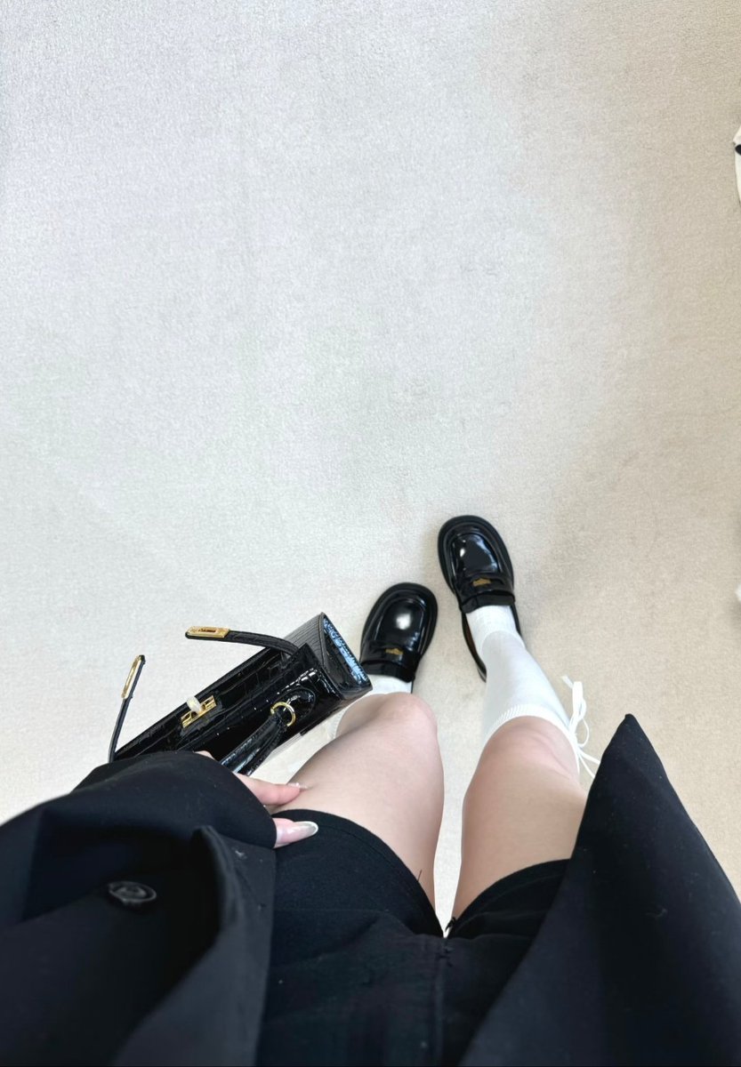 carloev's tweet photo. 好嘛 看来太正式你不喜欢 #杭州 #jk #女大 https://t.co/hLFqV6eIB8