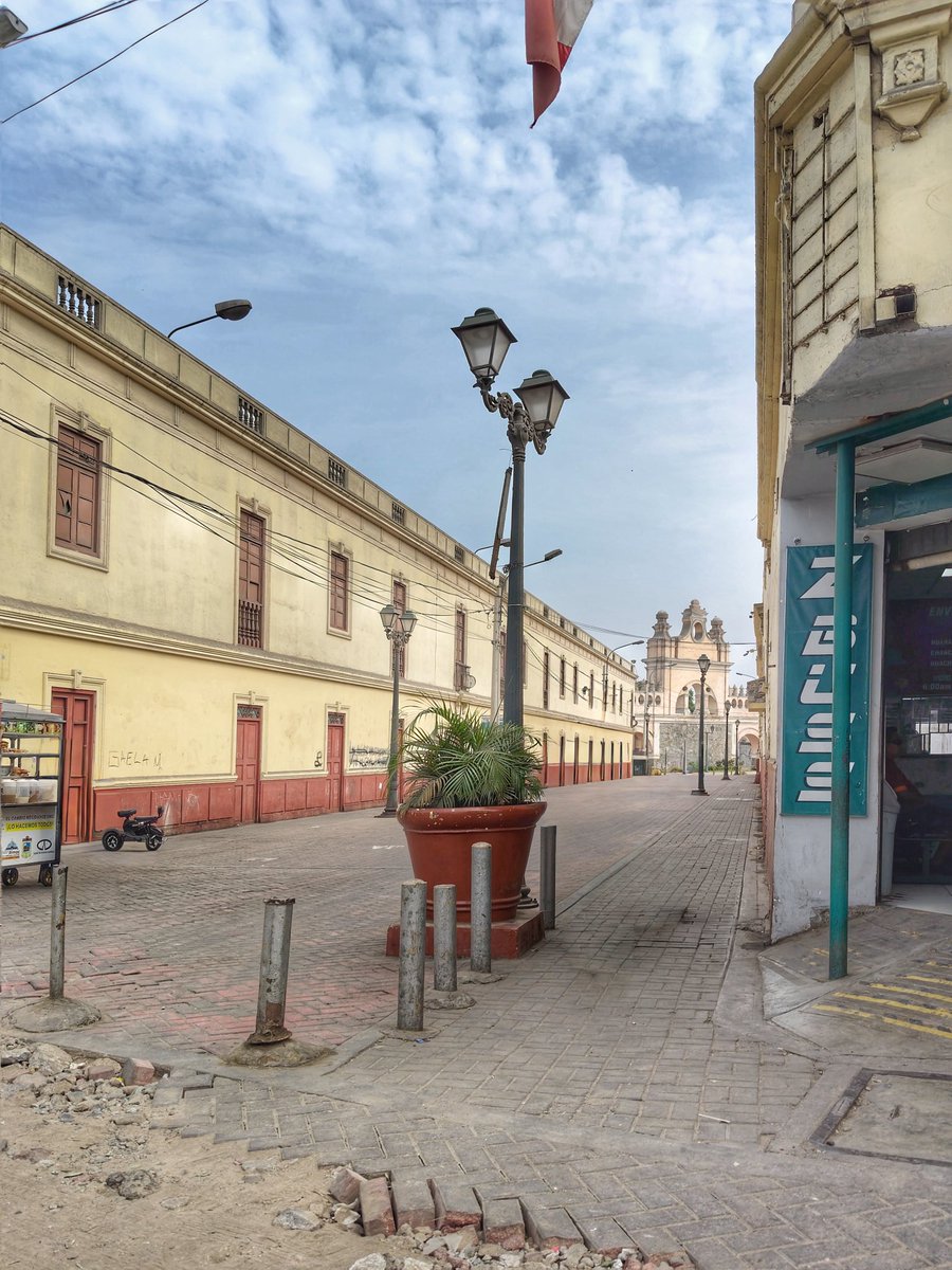 Una calle escenográfica, es la cuarta cuadra del jirón Hualgayoc en el Rímac. Siempre desolada, con poca concurrencia de transeúntes, quizá se deba a que todas las puertas que se ven en la imagen son falsas, o solo fachada, pues es una pared de la antigua fábrica J.R. Lindley que