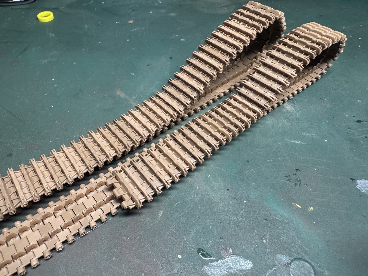 ティーガーⅠ用の鉄道履帯を組む。