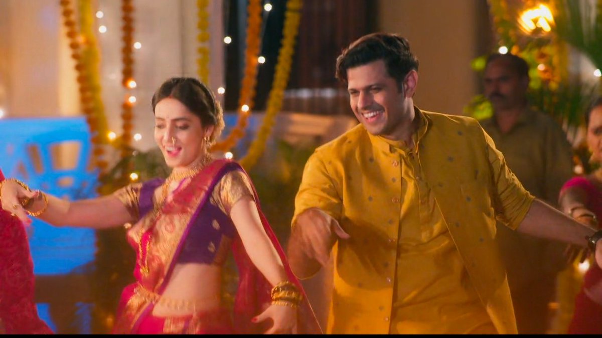 Chemistry is Chemistrifying ❤️‍🔥🧿

Every frame of them is soooooo pyaara and Every step of them is soo synced... Please keep giving us their dance performances ❤️