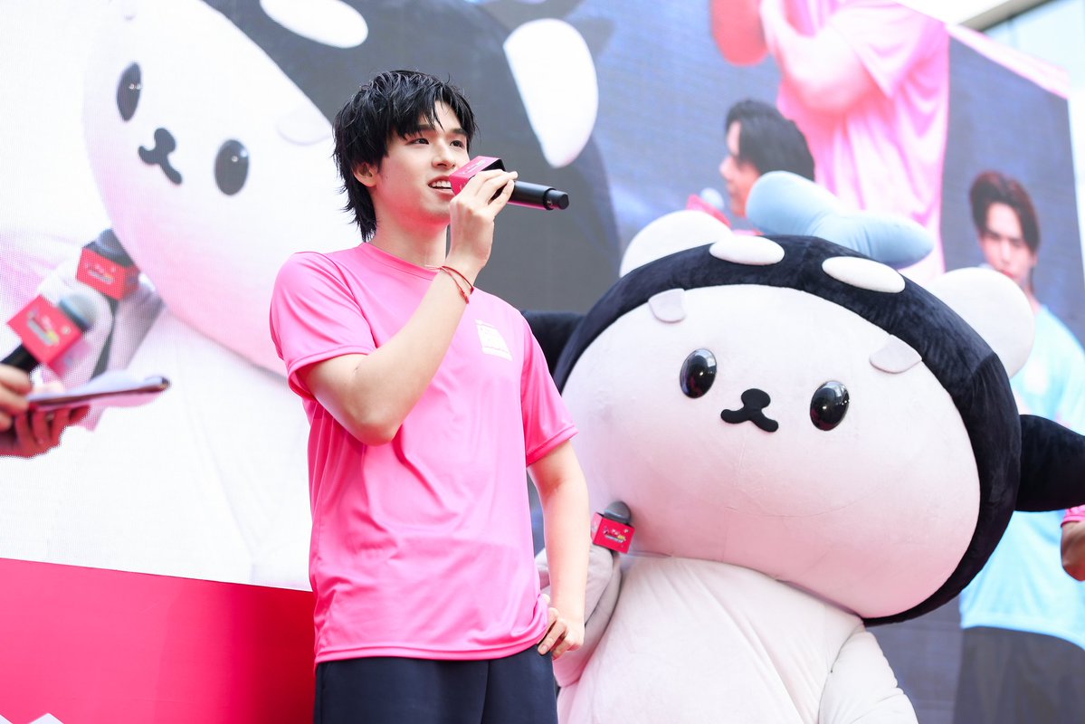 The Up-close tweet media