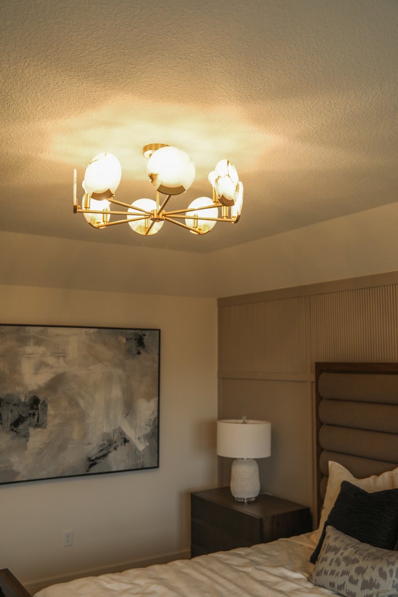I just can't get enough of these alabaster fixtures… they are just perfect to put in a bedroom or living space! We have to thank Megan Gensky Interiors for her beautiful design of this room. It wouldn't be the same without the glow of that rustic alabaster stone. 
#trending