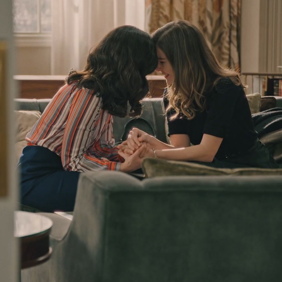 En unarmed Luz y Begoña están casadas, tienen una hija y son la familia y el ancla que Marta nunca tuvo. Mañana vuelven 🤭