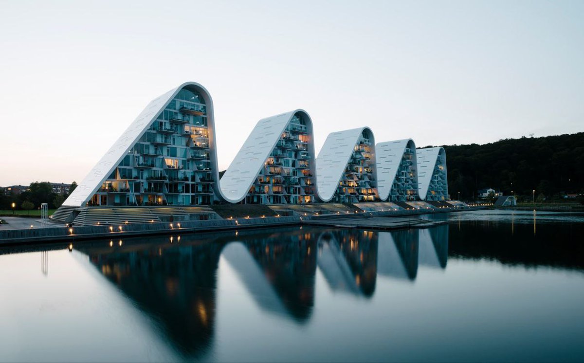 Tefidacom's tweet image. Архитектурная стихия в Дании: Жилой комплекс The Wave

В датском городе Вайле появилась настоящая застывшая волна. 

Комплекс The Wave — это гигантская скульптура из пяти девятиэтажных зданий, объединенных волнообразной крышей.

#denmark #thewave

t.me/tefidacom