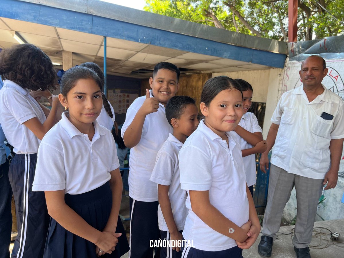 En el Colegio Alfonso Cortés, del Distrito 7 de Managua, se llevó a cabo la jornada de vacunación contra el Virus del Papiloma Humano, dirigida a los estudiantes, reafirmando el compromiso con el bienestar de la niñez y adolescencia de 9 a 14 años.