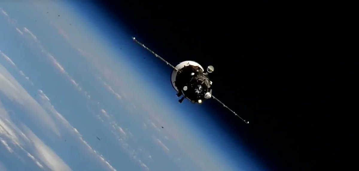 RevesdEspace's tweet photo. 🛰️ Amarrage réussi ce jour à l'ISS à 13h40 UTC pour le cargo #ProgressMS33. Malgré une antenne de navigation non déployée, les derniers 200 m de l'amarrage ont été faits manuellement depuis l'intérieur de l'ISS dans le module Zvezda par le cosmonaute Sergei Kud-Sverchkov. https://t.co/o1hev7LDm7