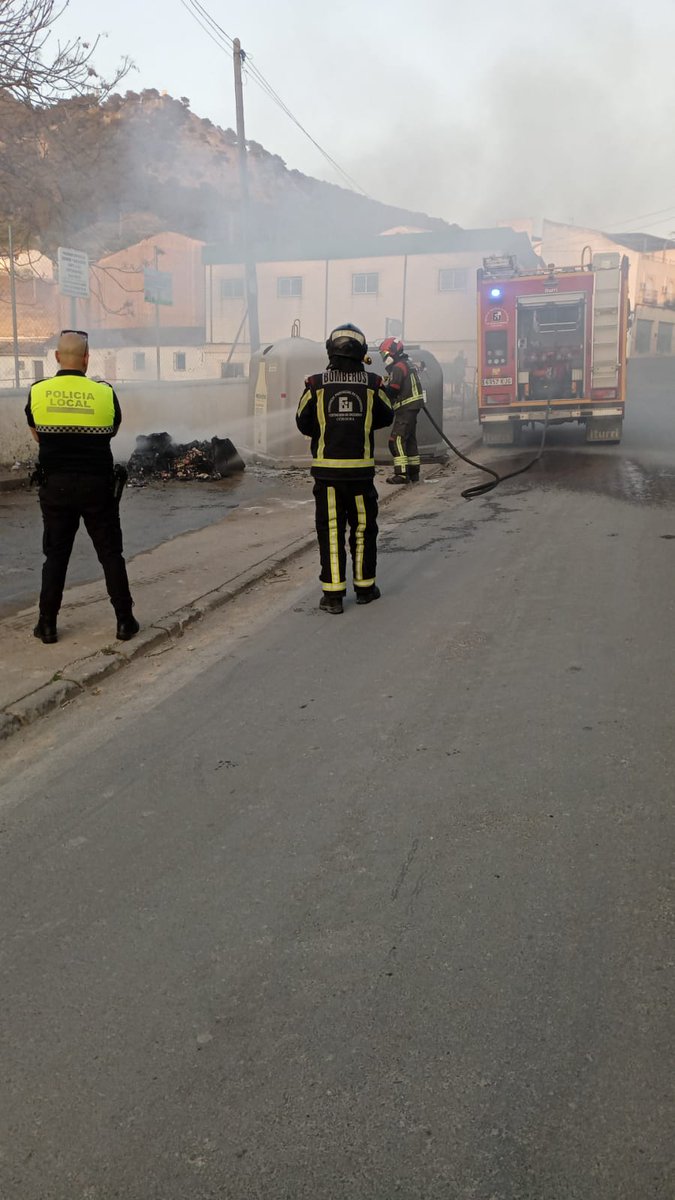 INCENDIO.
Sobre las 18:40 h. aviso de  incendio en contenedores de Rda. de Priego, altura Camino Las Pozas.
Los agentes de policía intentan sofocarlo con extintores sin conseguirlo.
Se activan bomberos de Lucena que ya en el lugar procen al control y extinción total del incendio.