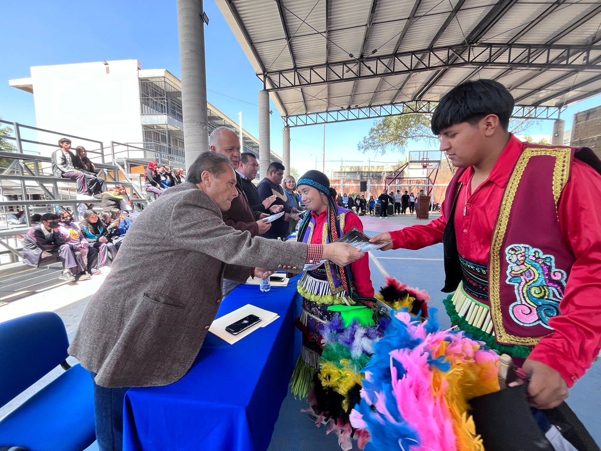 EducaMpalSLP's tweet photo. ¡Nuestros estudiantes están llenos de talento!
Alumnos y alumnas de la Preparatoria tuvieron la
actividad “Show de talentos” en la que cada uno de los
participantes mostraron sus habilidades en diferentes
ramas. 🏫🙌 https://t.co/SI4AEpBDKq