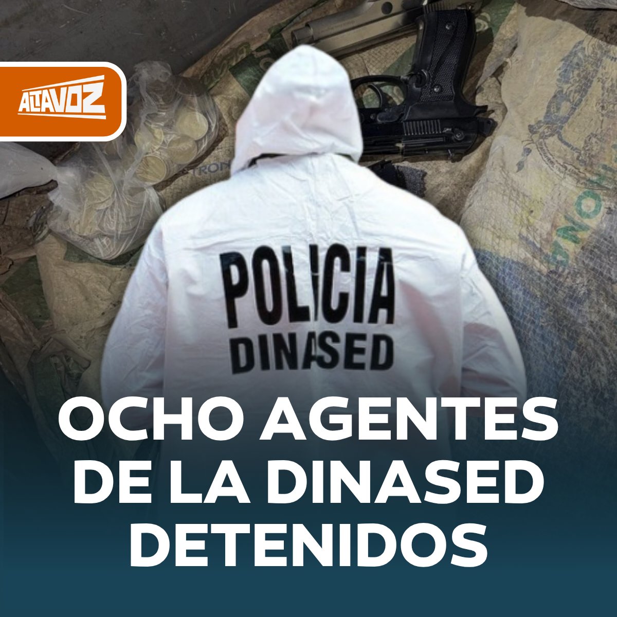 🚨| ¡ATRAPARON A AGENTES DE LA DINASED!

Ocho agentes de la Unidad de Muertes Violentas fueron detenidos al norte de Guayaquil. Los uniformados, según información policial, intentaron ocultar objetos en un bote: dos armas de fuego, dos fundas con monedas de $1, y un fajo de