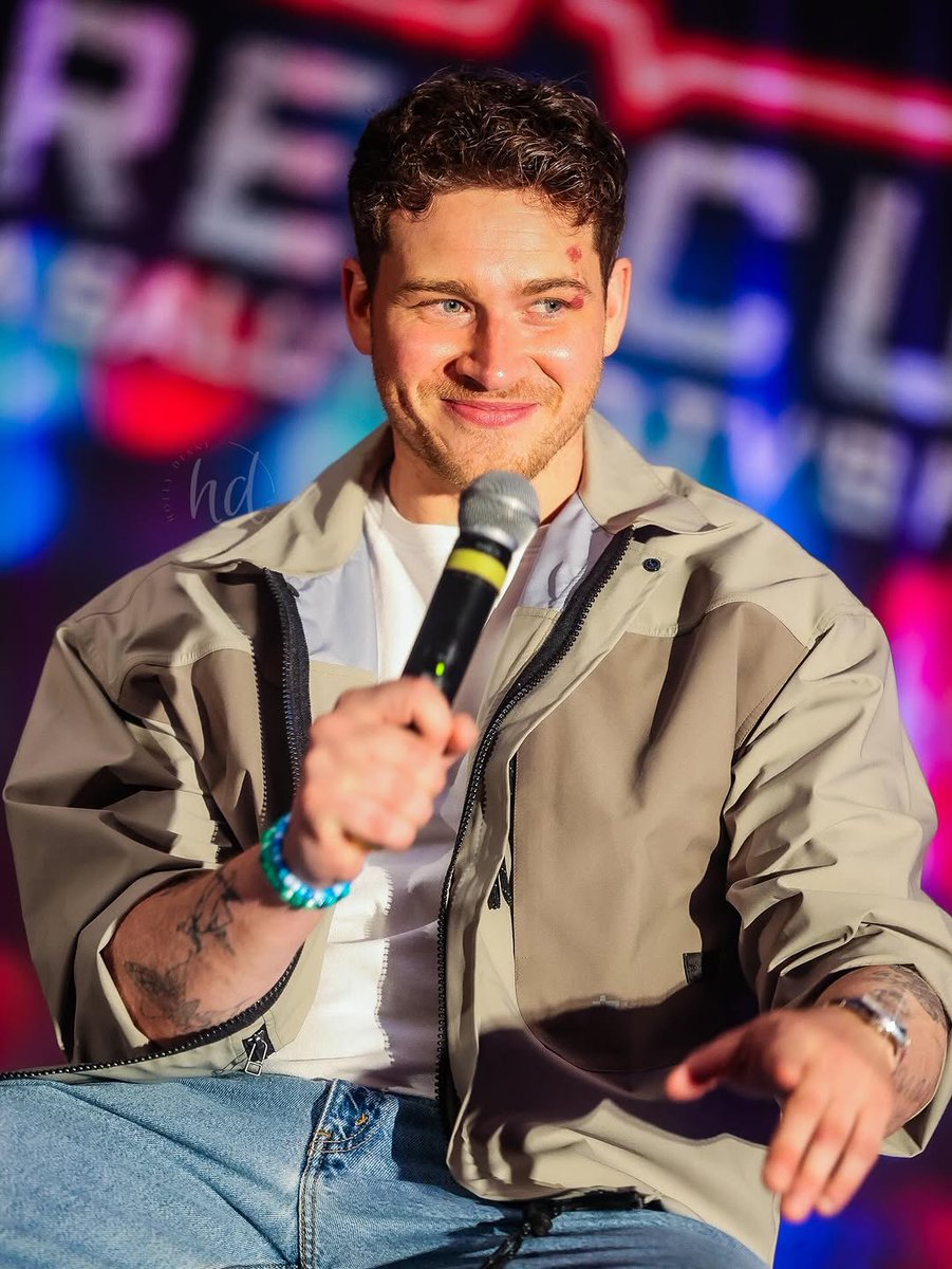 911_archive's tweet photo. 🚒 Oliver on stage for the Q&amp;A at the Rescueverse con in Chicago!! (22 March 2026)

Via @HollyDPhotos on IG! https://t.co/pS8LB0gDy2