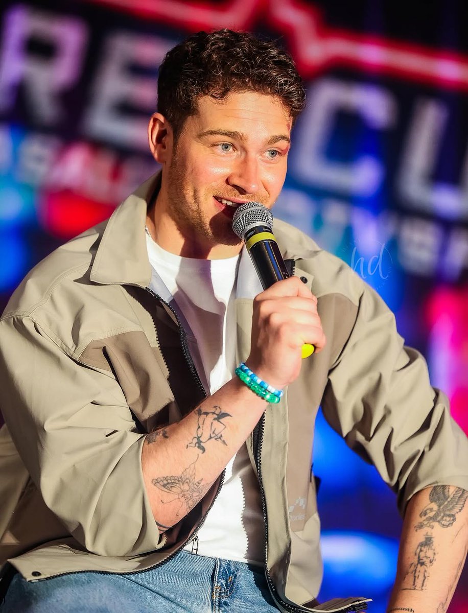 911_archive's tweet photo. 🚒 Oliver on stage for the Q&amp;A at the Rescueverse con in Chicago!! (22 March 2026)

Via @HollyDPhotos on IG! https://t.co/pS8LB0gDy2