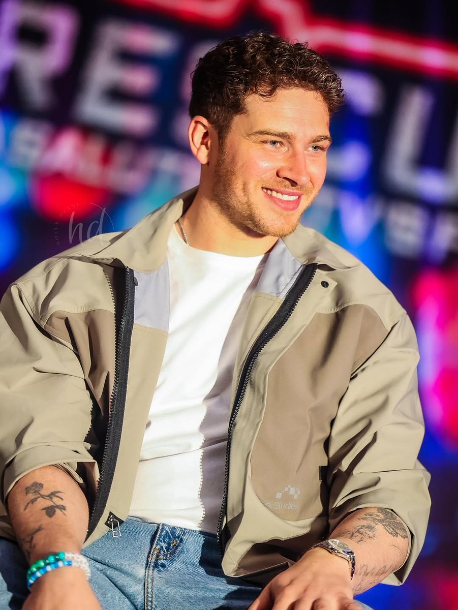911_archive's tweet photo. 🚒 Oliver on stage for the Q&amp;A at the Rescueverse con in Chicago!! (22 March 2026)

Via @HollyDPhotos on IG! https://t.co/pS8LB0gDy2