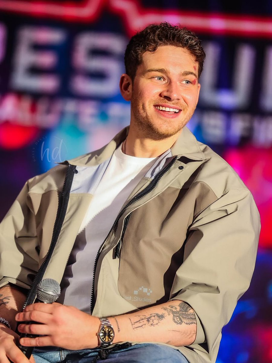 911_archive's tweet photo. 🚒 Oliver on stage for the Q&amp;A at the Rescueverse con in Chicago!! (22 March 2026)

Via @HollyDPhotos on IG! https://t.co/pS8LB0gDy2