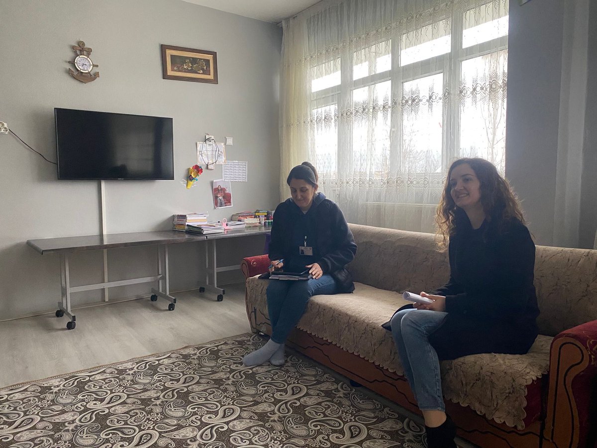 mengengovtr's tweet photo. 📌 Kaymakamımızın eşi Sayın Fatma Nur Yıldız, hane ziyaretleri kapsamında Dereli ve İnce ailelerini evlerinde ziyaret etti.

🪻 Gerçekleştirilen ziyaretlerde aile bireyleriyle bir araya gelen Sayın Yıldız, vatandaşlarla samimi sohbetler gerçekleştirdi. 

📍 Ziyaretten duydukları memnuniyeti dile getiren Dereli ve İnce aileleri ise nazik ziyaretlerinden dolayı Sayın Yıldız’a teşekkür etti.

@_sercanyildiz #mengen #aşçılardiyarı