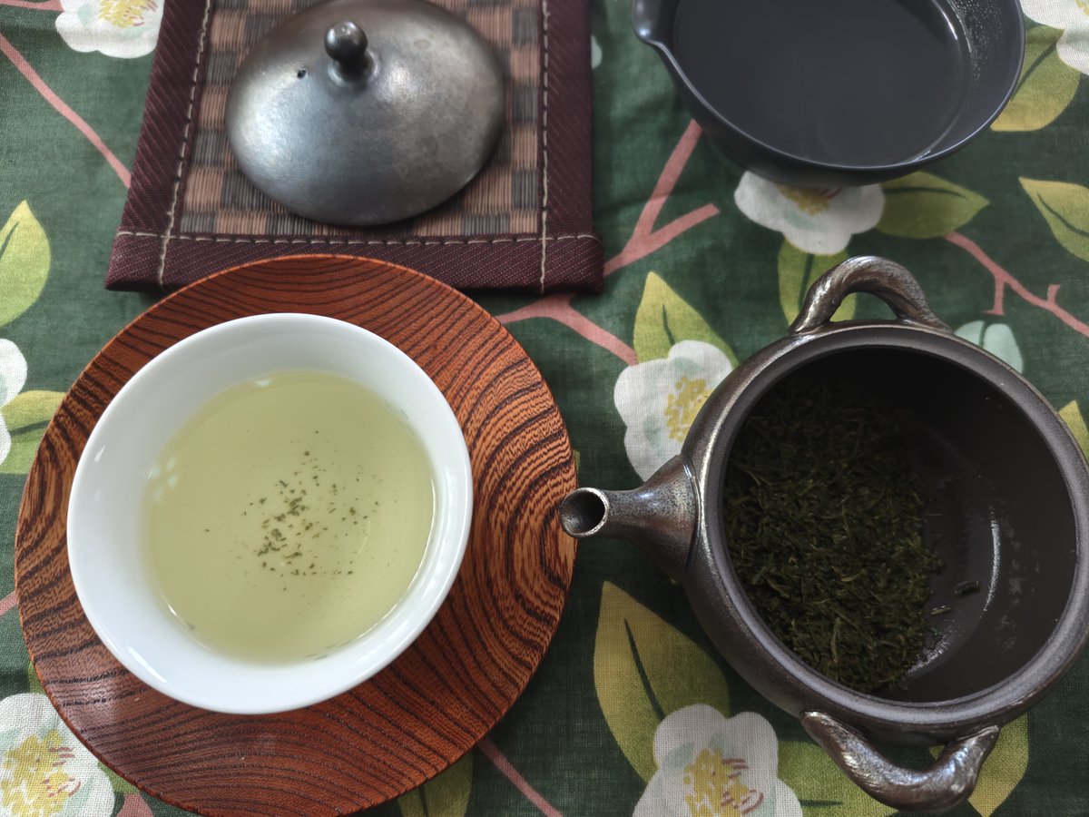仙台市の三株園のお茶です。
焙煎が高く、甘い香りと甘み、僅かな苦味を感じます。
後味は甘みの余韻が長く残ります。
5g/60℃/60ml/1min
#茶好連