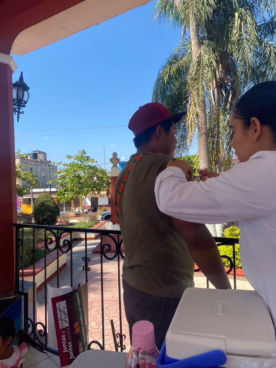 Issste_Nayarit's tweet photo. 👉¡Continúan las jornadas de vacunación! 🙌
✅En las instalaciones del CBTA de Ruiz, así como en la cabecera municipal, personal de #ProVac administró la vacuna contra el sarampión a todas las personas que la solicitaron, siendo o no derechohabientes del ISSSTE. 🤗 https://t.co/LeGf2uWQfP