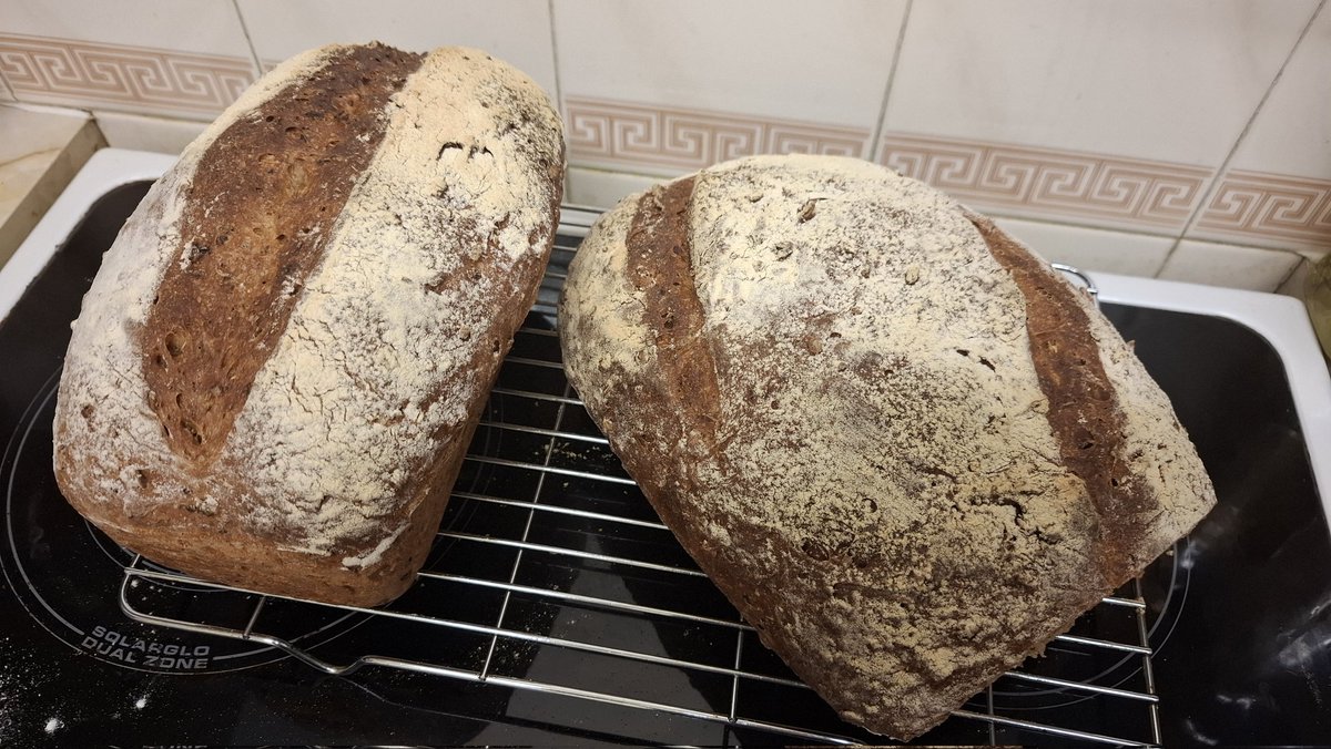 lost_alkhemist's tweet photo. Trying the latest purchase of Cotswold Crunch, absolutely delicious.
@CotswoldFlour
#BreadBore https://t.co/zf5kMFx9gX