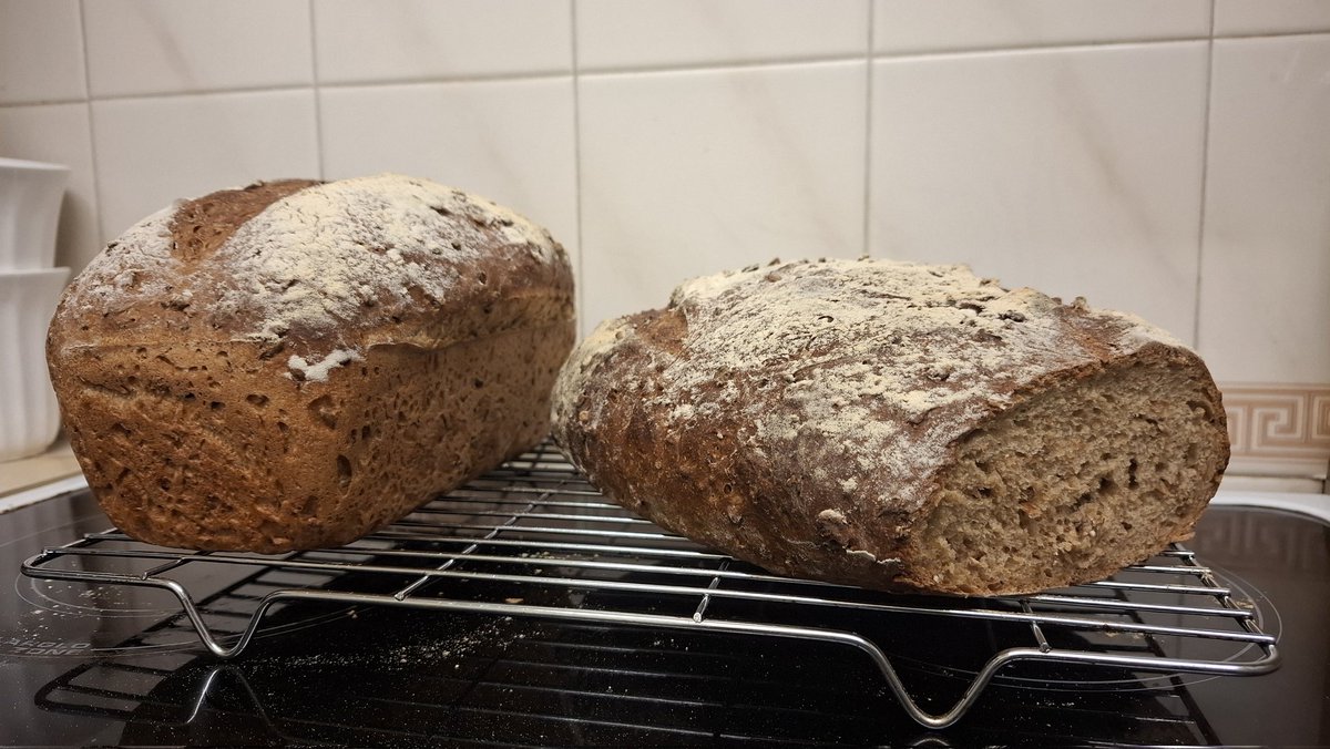 lost_alkhemist's tweet photo. Trying the latest purchase of Cotswold Crunch, absolutely delicious.
@CotswoldFlour
#BreadBore https://t.co/zf5kMFx9gX