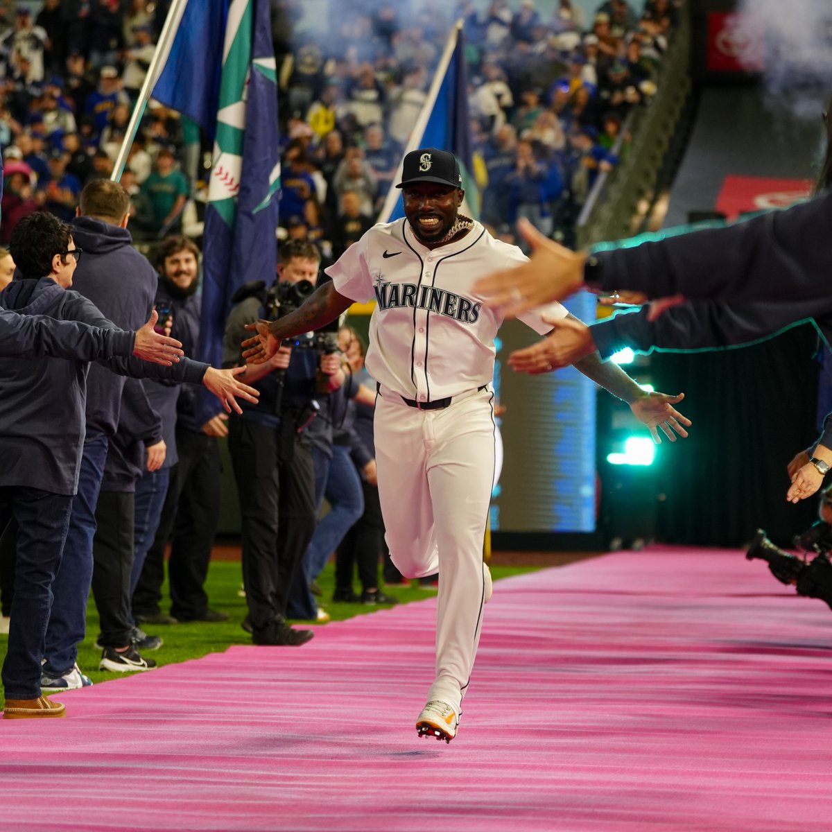 Mariners's tweet photo. Two more days until the party begins!

Don’t miss the pageantry of #OpeningDay at @TMobilePark this Thursday! #TridentsUp

>> https://t.co/nDNfVGni2o << https://t.co/CvjfbYd8Fv